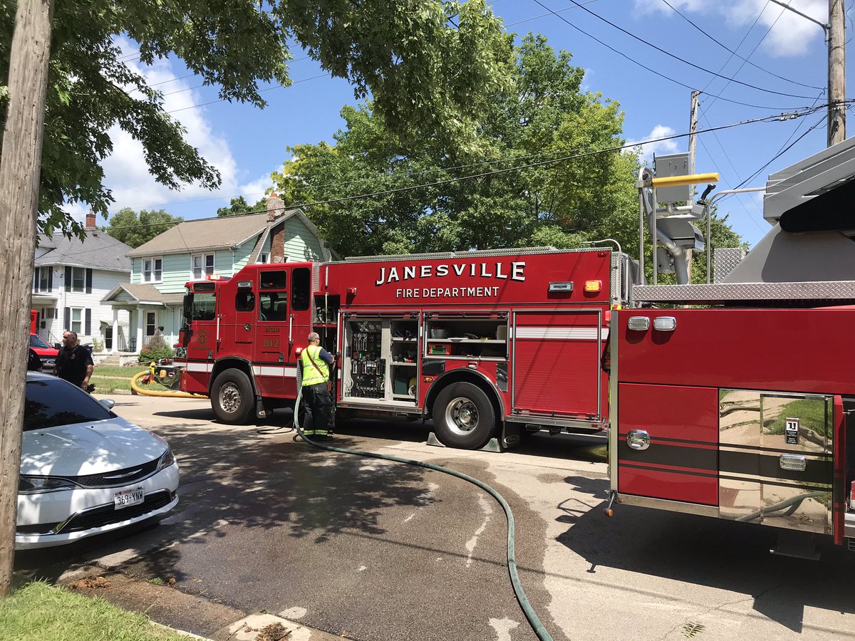 ErnieRhodes03's tweet photo. First in Engine arrived in four minutes. Quickly extended their attack line and hit the fire holding it to the room of origin. Another great job by @City_Janesville Firefighters. https://t.co/6ibpdkuknl