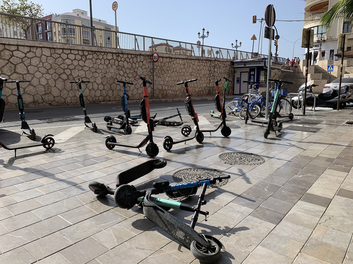 Aunque estoy de vacaciones, tenía que compartir el “respeto” evidente q tienen los usuarios de los patinetes de alquiler por los bandos municipales. Aparcamiento del inicio de Carretería