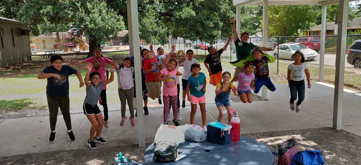SuttonMUSIC_MBC's tweet photo. One last photo...bc BCC LOOOVVVEESSS jump photos. We say farewell until the fall. 
@SuttonES_HISD https://t.co/HZ7breIdCY