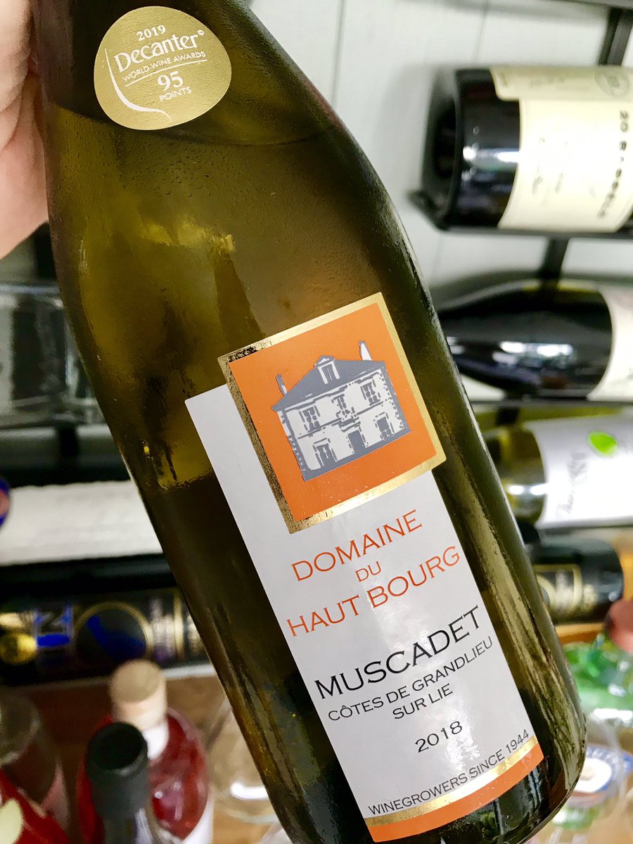 Very proud to see this #SpeciallySourced wine <a href="/SuperValuIRL/">SuperValu Ireland</a> pick up 95Points <a href="/Decanter/">Decanter</a> World Awards.
Domain du Haut Bourg made from Melon de Bourgogne grape (may-lohn duh BOOR-goyn) adopting the name of the only wine it makes &amp; therefore generally known as Muscadet (MUSS-ka-day).