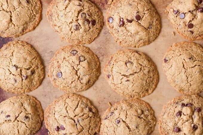 Egg-Free #CassavaFlour Chocolate Chip #Cookies are soft + chewy on the inside with a crispy edge. This #realfood Toll House® copycat is naturally sweetened, allergy-friendly, nut-free and naturally Paleo and grain-free. | via <a href="/Recipes2Nourish/">Recipes to Nourish</a>  buff.ly/2NUuoJH
