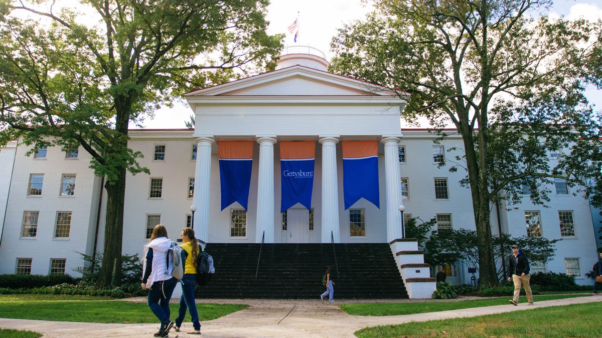 gettysburg's tweet photo. We’re proud to be featured in @ThePrincetonRev's, “The Best 385 Colleges: 2020 Edition,” for our classroom experiences, great financial aid, athletic facilities, campus food, and more! https://t.co/LpIAjUgaVA https://t.co/kiSrzwttTJ