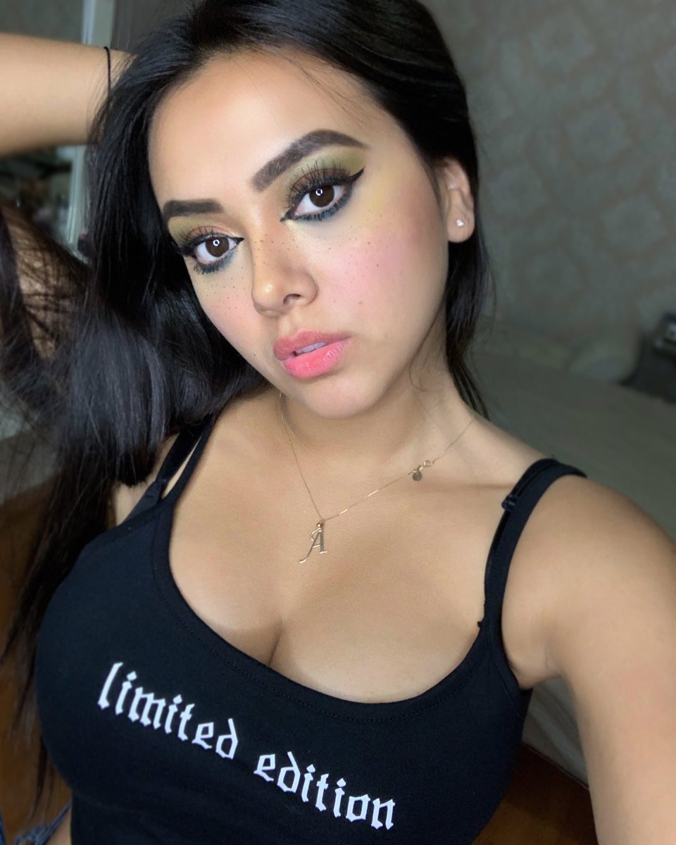 amablitz's tweet photo. No me acostumbro a hacer cara de seria jajaja, tmb visiten la fotito en insta💕 https://t.co/zpsVxjNJLU