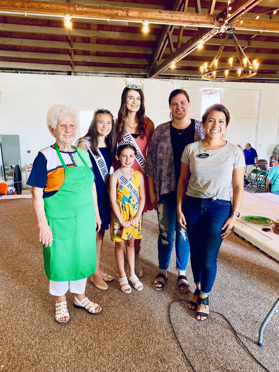 bethanyjoyrea's tweet photo. Mary Johnsonβs Chocolate Cake Buyers! ππ½ββοΈ Bethany Rademaker & R.W. Garrett Agency #countyproud #cakeclassic #logancountyfair @LoganCountyFair https://t.co/IHs5zIFirS