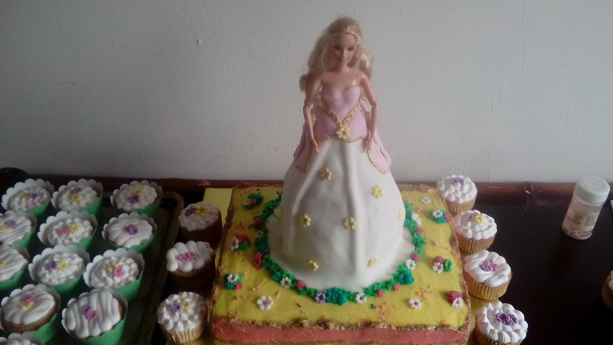 CakeHuella's tweet photo. Cake de naranja y semillas amapola,  temática, Barbie Princesa...  #dulcehuellacakesbogota https://t.co/61ZrIDL5es