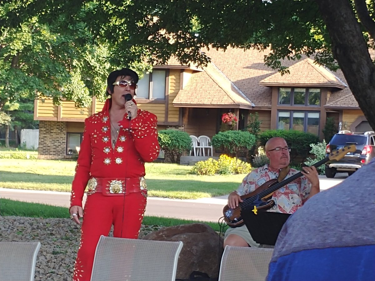 kddockry's tweet photo. Surprise guest #3buttons! @BrooklynPark #NationalNightOut #EdinburghFirst https://t.co/BpmzkHfTeG