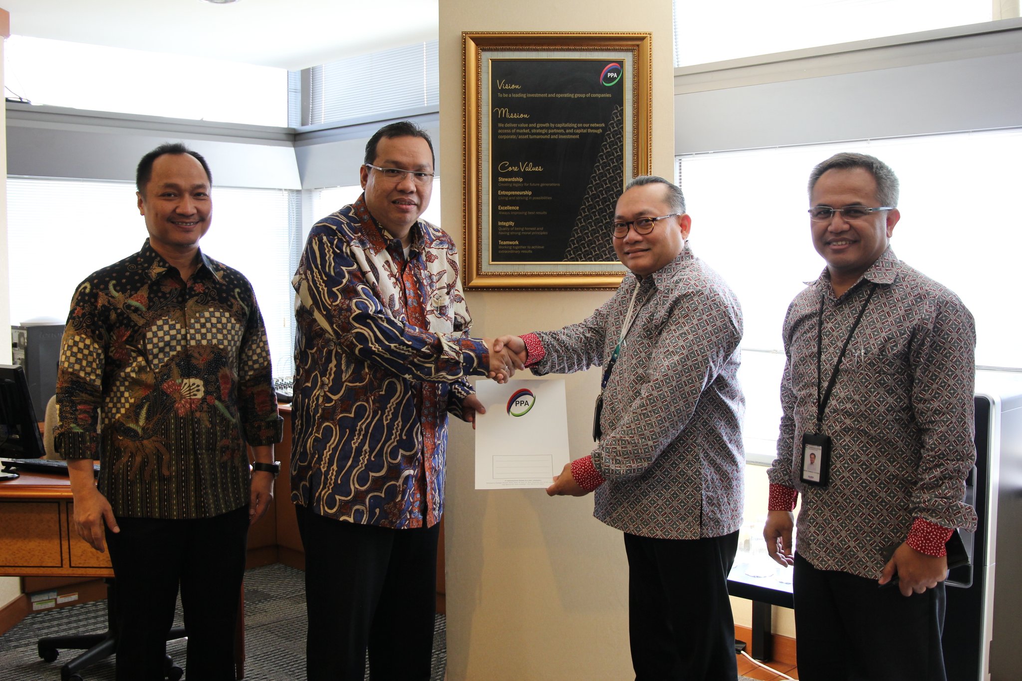 Fatah Setiawan Topobroto (dua dari kanan) yang berakhir masa tugasnya sebagai Direktur PT PPAK.