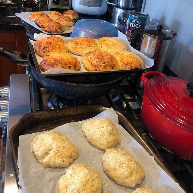 ruowenhuang's tweet photo. Baking mood. #asiago #cheesebread #breadcheese https://t.co/5D4ecepOlt https://t.co/xxYG1Neds6