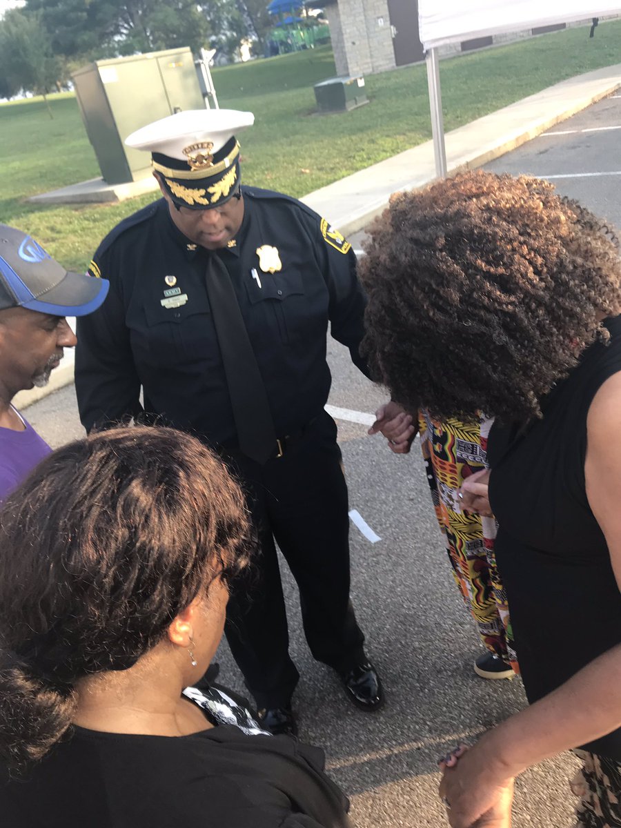 CincyPD's tweet photo. Members of New Vision Ministries offering hugs and prayers for @CincyPD and the City of Cincinnati as well as the victims of the Dayton, Ohio and El Paso, Texas. #NationalNightOut2019 #KeepingCincySafe https://t.co/gw7n43h88v
