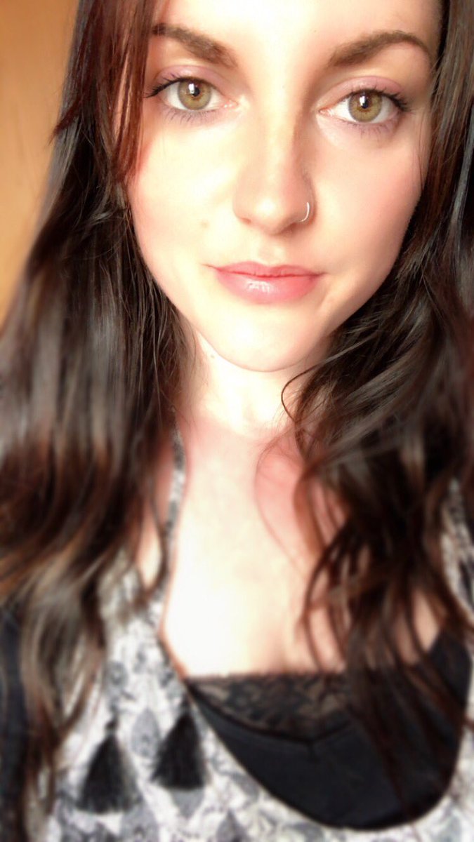 AuntCunt's tweet image. Look here is my face.  It’s exactly the same as other faces but looks slightly different, okay thanks for looking now go fuck yourself and have a nice day