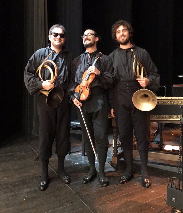 Pepe_Reche's tweet photo. Els tres mosqueters de #YoSoyFarinelli amb @formaantiqva:
@jairo_pgv 📯, @Terciarealidad 🎻 i un servidor 📯

#415ModeON #VestitsA415 https://t.co/OjO8CY86Yi