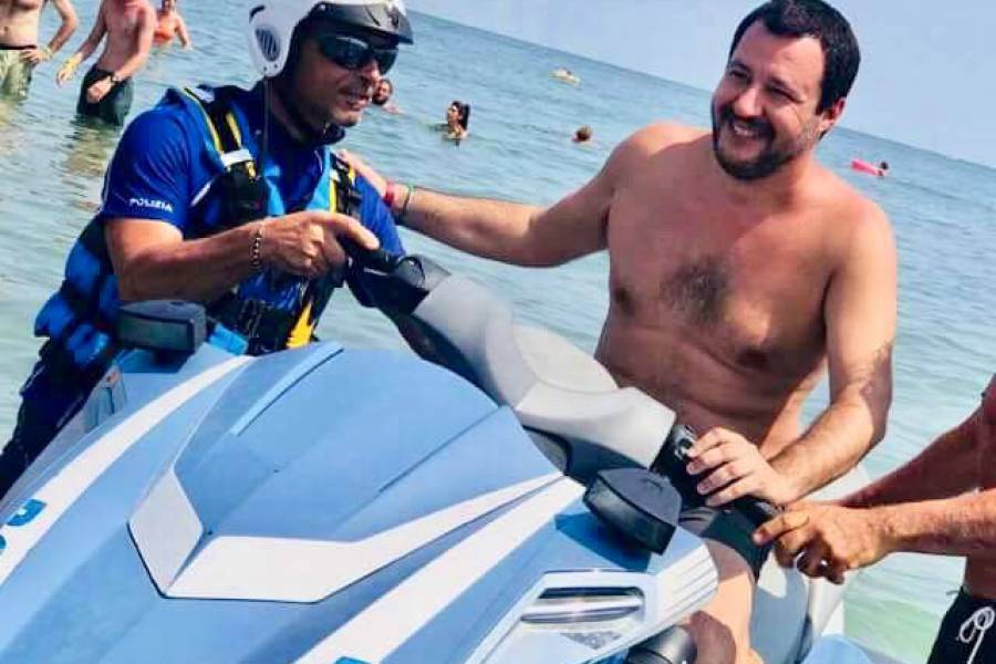 aka_Gb's tweet photo. @fla_gbc @DallTommaso Just for lulz
Si fa anche i giri sulle moto ad acqua della Polizia
Miss i paparazzi ci sono sempre stati, come i coglioni qualsiasi ruolo rivestano tali rimangono
Prima un giro il padre poi la SCORTA fa fare un giro al figlio.
Tutto normale Miss ;-)
#Anonymous #Lulzsec_ita https://t.co/yTX4O2FERG