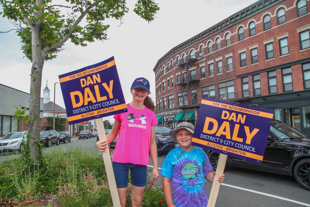 DanDaly4AB's tweet photo. Great turnout this past weekend for the Stand Out and Lit Drop! As we get closer to this election, I want to say thank you for all the support I've gotten from my community, family, and friends! I'm running for all of you! #ForTheNeighborhood #DalyForAB https://t.co/IBmQLnwYH9