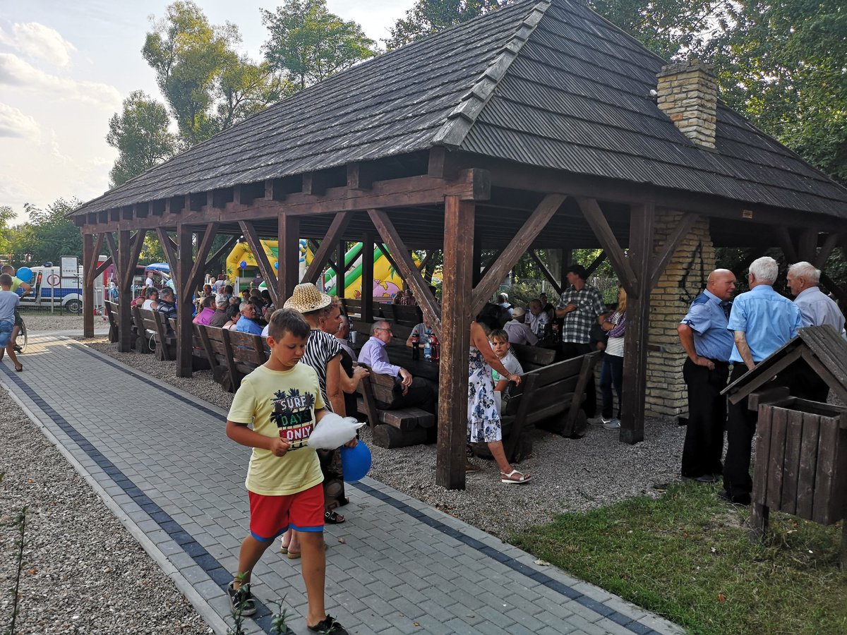 RobertTelus's tweet photo. To już czwarty piknik rodzinny #pis w powiecie #opoczno tym razem w gm. Paradyż w której w ostatnich wyborach PiS miało wynik prawie 85%
#DobryCzasPl #pis #dobryprogram https://t.co/zx6gJvQIMC