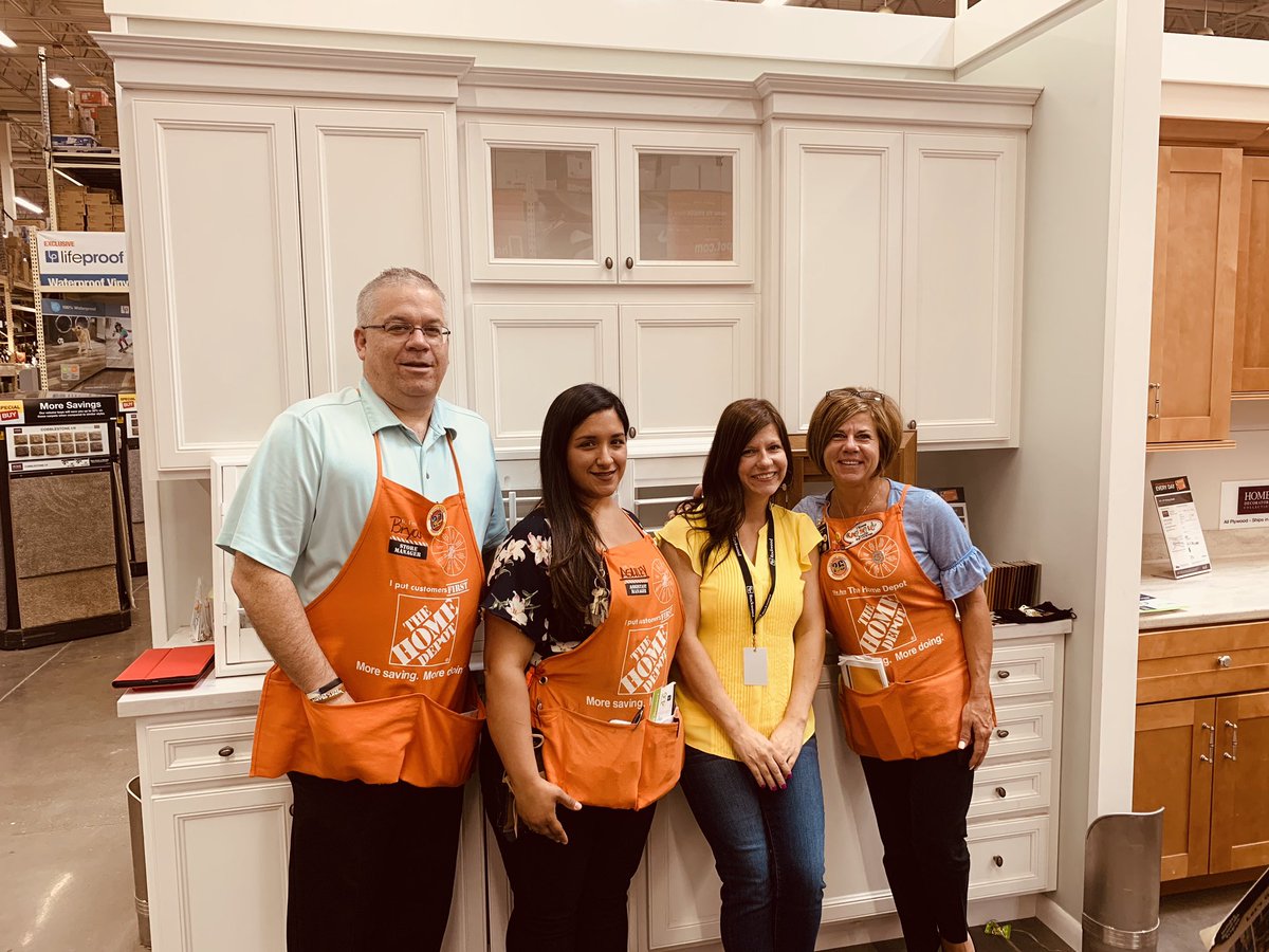 RebaWalkerTX's tweet photo. Another successful PK with my favorite Mesquite Store 6537. A special thanks goes out to Rodney for helping me set this up and a big welcome to Ashley the new SASM. Of course I always love me some Judy. 
#teamworkmakesthedreamwork @RockwoodShutter @AshtheSasm @6537Asm @Penn_DSM https://t.co/RRiOldY2Uy