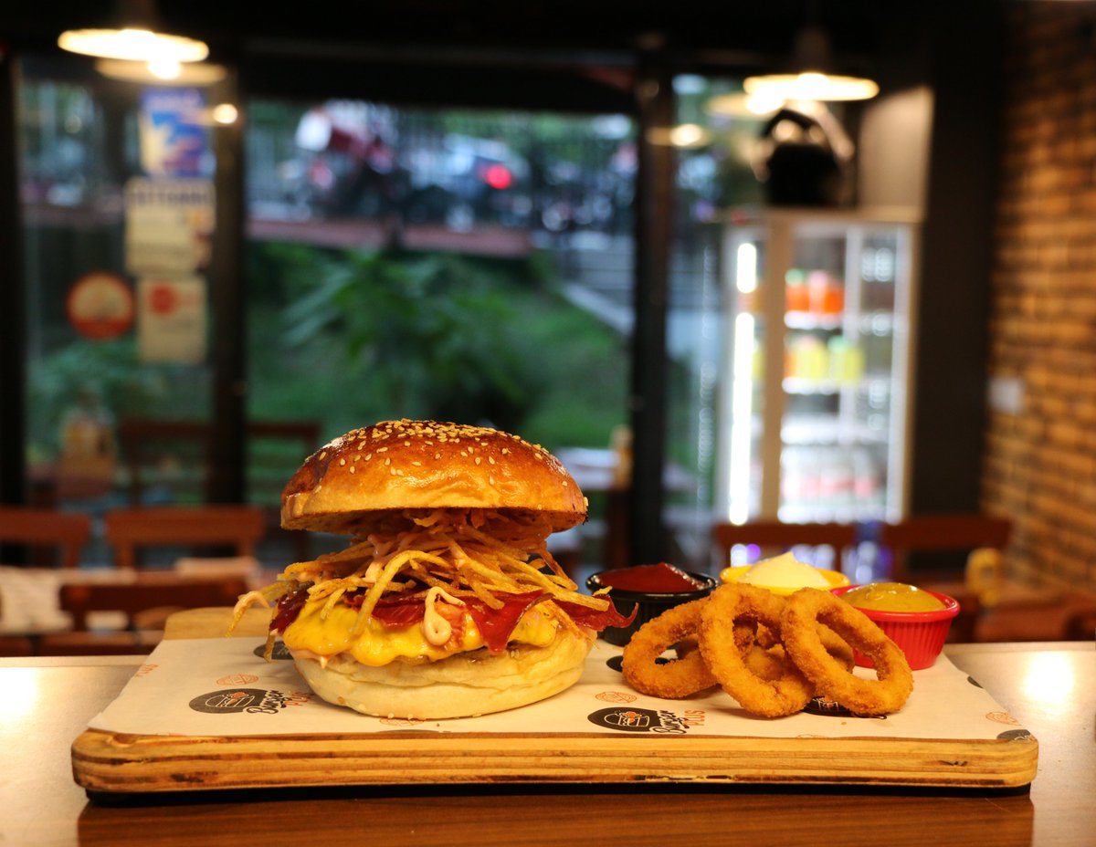 burgerplustr's tweet photo. Pastırmanın lezzetiyle burger lezzetimizi harmanladık...Karşınızda Kayseri Burger🍔😋 https://t.co/v1Kej5GGFN