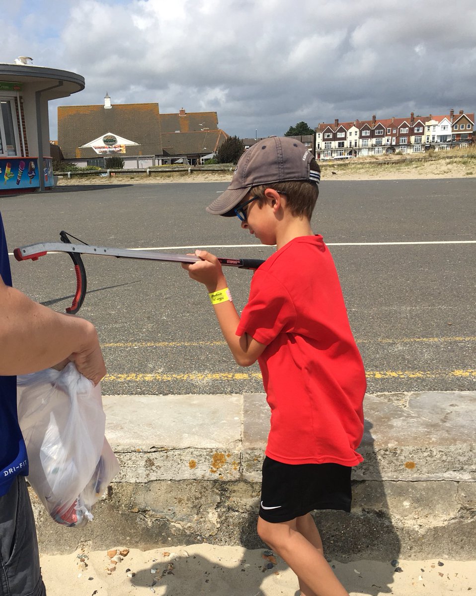 JoStobbart's tweet photo. #2minutebeachclean fantastic idea we picked some litter @ Littlehampton beach https://t.co/bua37Y6w6y