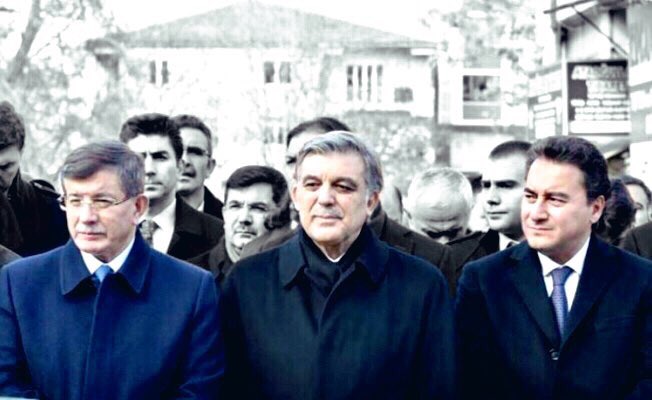 Zor zamanlar; Sahteliklerin ve iki yüzlülüklerin ortaya çıktığı günlerdir. Sıkıntılı zamanların en büyük kazanımı; insanların taşıdığı kumaş kalitesinin ortaya çıkmasıdır.

Emperyalist planlara karşı uyanık olmalıyız; Ya zillet içeren bir duruş ya da mukavemet yüklü bir direniş!!