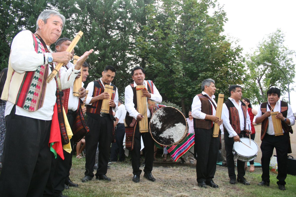 embajadabolesp's tweet photo. GALERÍA | ¡Bello, diverso y alegre! Así ha sido el homenaje de la colectividad boliviana en #España por el #194AniversarioDeIndependencia
Una vez más, ¡¡gracias por llevar la alegría y el orgullo boliviano más allá de nuestra querida #Bolivia!!
#BoliviaDigna 🇧🇴 https://t.co/8OhLK1Cnk5