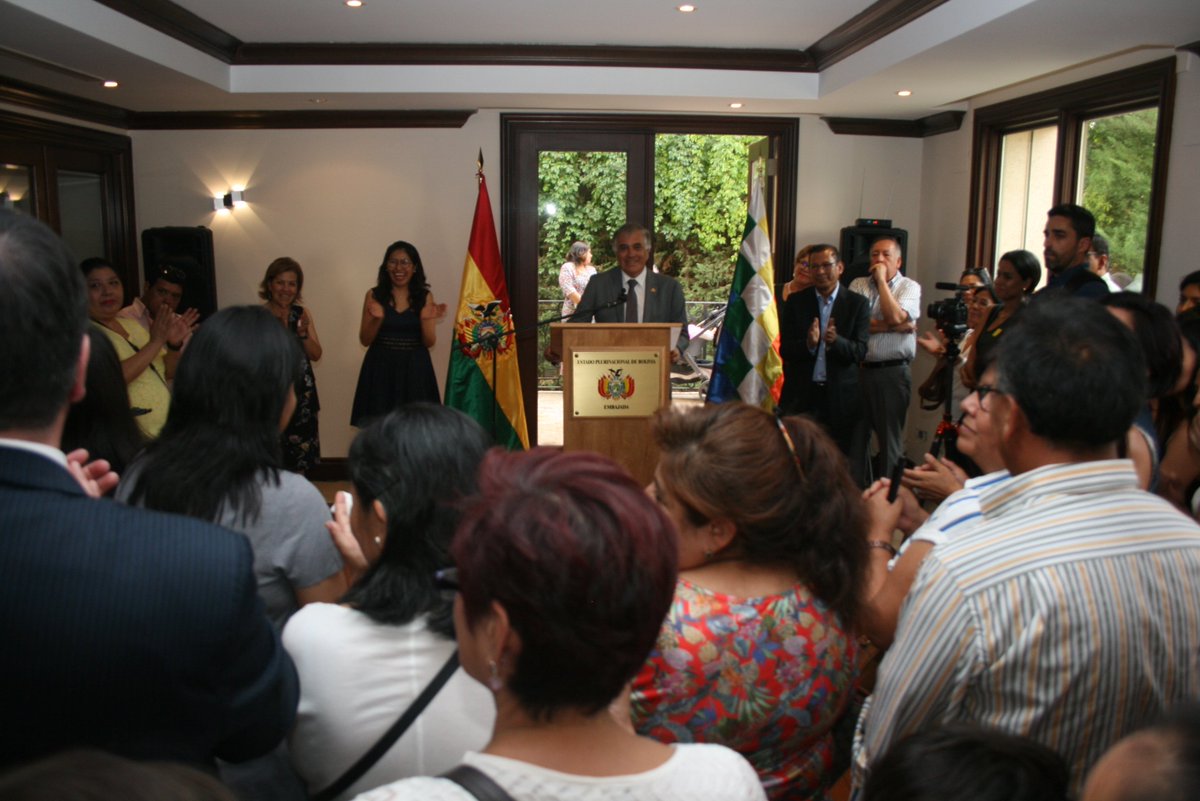 embajadabolesp's tweet photo. GALERÍA | ¡Bello, diverso y alegre! Así ha sido el homenaje de la colectividad boliviana en #España por el #194AniversarioDeIndependencia
Una vez más, ¡¡gracias por llevar la alegría y el orgullo boliviano más allá de nuestra querida #Bolivia!!
#BoliviaDigna 🇧🇴 https://t.co/8OhLK1Cnk5