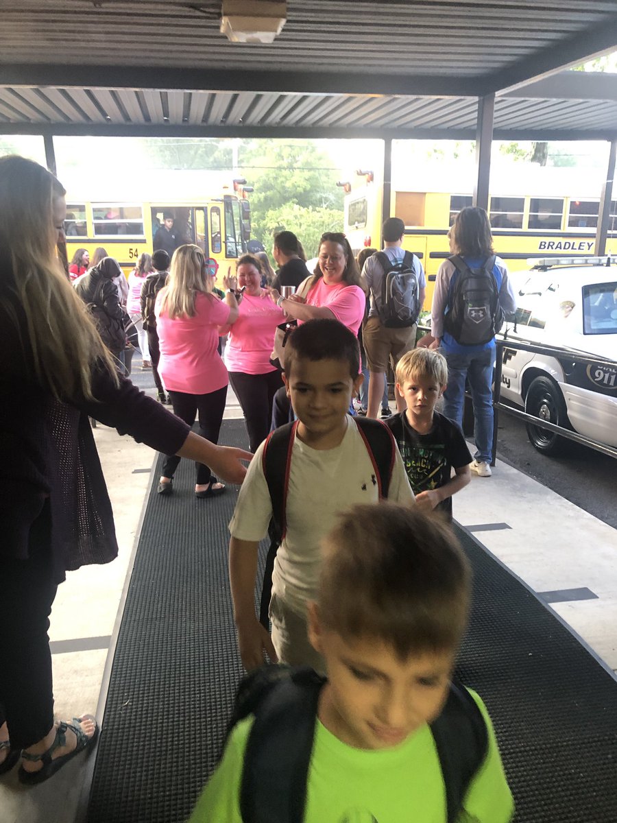 oakgrovefalcons's tweet photo. We enjoyed welcoming all our Falcons back this morning with smiles, hugs, high fives, and even bubbles! 💚💚 https://t.co/xOPvenaXfi
