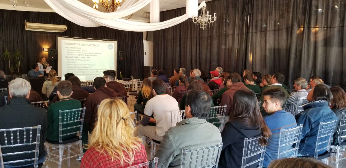 MinAgriCba's tweet photo. La capacitación estuvo encabezada por la Directora de de #DIPAF @VVicMariana y su equipo técnico. Además se ofreció un abordaje integral de la plataforma de carga de la #BPAs y ejemplos prácticos vinculados a los ejes que involucran a estos dos sectores: frutihortícola y ovino https://t.co/gpzQWMsZq6