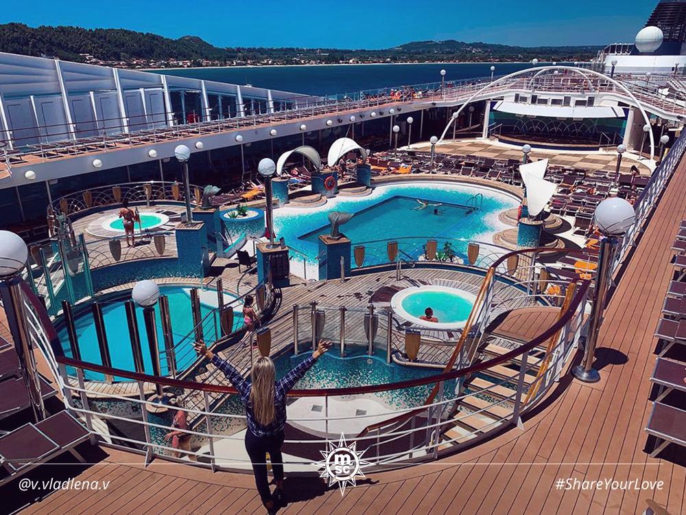 MSCCrucerosArg's tweet photo. Seamos honestos, te dan ganas de estar tomando el sol del verano a un lado de esta piscina del #MSCMusica, ¿verdad?

#CompartiTuAmor a bordo de nuestros cruceros como lo hizo Vladlena con esta increíble foto. https://t.co/h8FonjQXlS https://t.co/FqPE3A0WF7