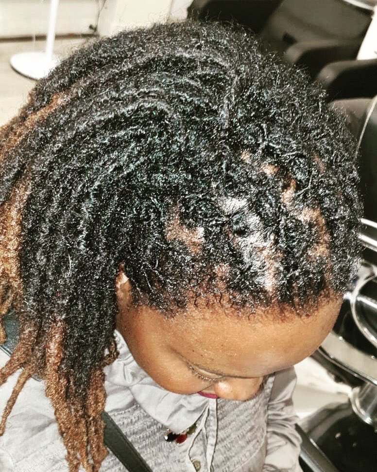 macousa_'s tweet photo. Lorsque tu es à Paris et que tu as envie de #dread ou de #sister, fais confiance à Coiffure Afro Antillaise by #AmaStyle 😍😍
Merci @Neega_Mass pour la bonne adresse 🤗
(Bon ngueen né Tabaski kagn leu sakheuti 😳?!?) #kebetu https://t.co/Rh9QCMnYqv