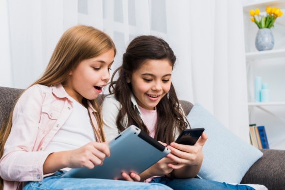 RevistaM2M's tweet photo. Los niños colombianos usaron el celular poco más de una hora diaria durante estas vacaciones. Frente a ello las madres son más permisivas ya que un 85% de ellas si deja el celular a sus hijos. #Marketing #RedesSociales #Videos #FelizMartes 📱👉https://t.co/7N7c7s4mFV https://t.co/Psi3QHpTAK