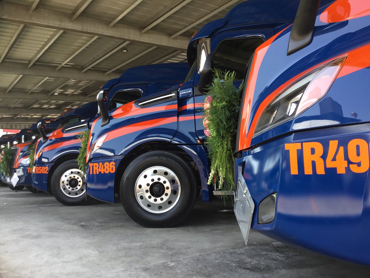 GrupoT21's tweet image. #TransportesJSV #GrupoSantanaVega adquiere 50 unidades #NuevoCascadia @FreightlinerMex para garantizar la seguridad de sus operadores y hacer más eficiente su flota.