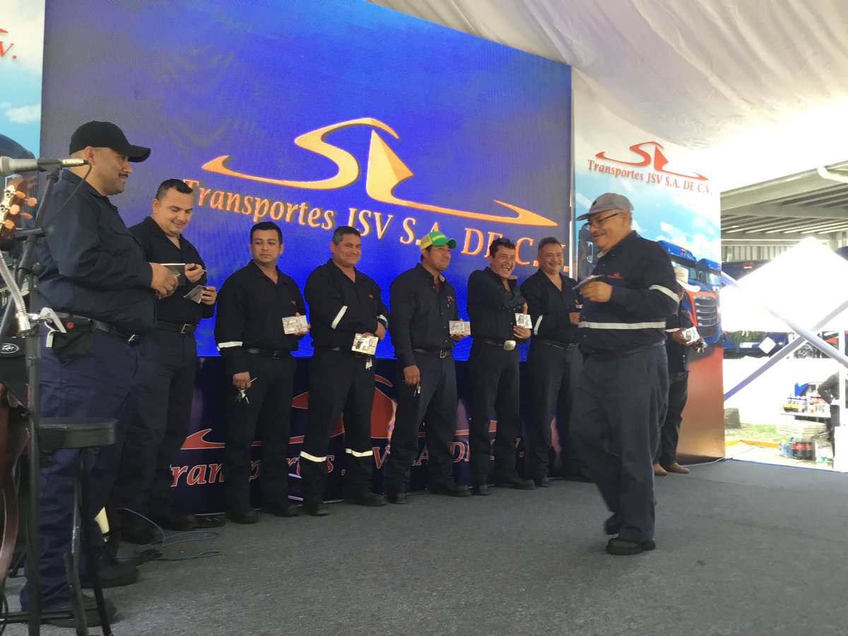 GrupoT21's tweet image. #TransportesJSV #GrupoSantanaVega adquiere 50 unidades #NuevoCascadia @FreightlinerMex para garantizar la seguridad de sus operadores y hacer más eficiente su flota.