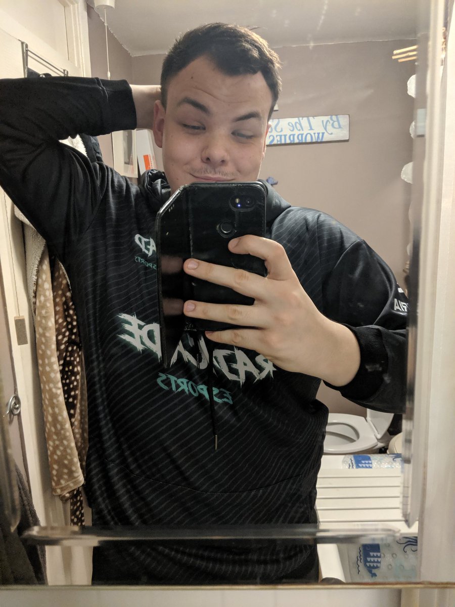 Zantyful's tweet photo. Got my @RadicadeEsports Hoodie from @AporiaCustoms today! Super happy with the production time, received it well before the expected time and the event! The quality is so nice and it feels hella comfy! Thanks guys 😍 Looking forward to representing in a couple of weeks time 🎉 https://t.co/PKY2RC2Gy6