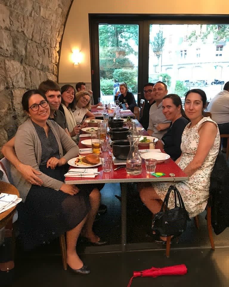 jeudis_ch's tweet photo. Les Jeudis ont fait leur marché en bonnes adresses et autres bons plans. 😊💡C'était ce soir lors du dîner "en terrasse" au Markthalle. ☔😋✏🔭🍴
#jeudis #francophones #jeudisfrancophones #dîner #Zürich #convivialité #bonnehumeur #bonsplans #cuisine #marché #vivelemardi https://t.co/mCixJUIZTx