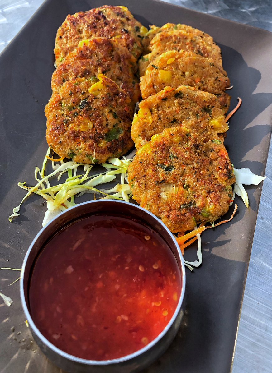 LaurPopEats's tweet photo. Shrimp Cakes for a good cause...so that’s why I ate half this tray if anyone asks...🦐 #FeedingWestchester #EatingForOrange https://t.co/xL7KpfwZQO https://t.co/QX5rohroXs
