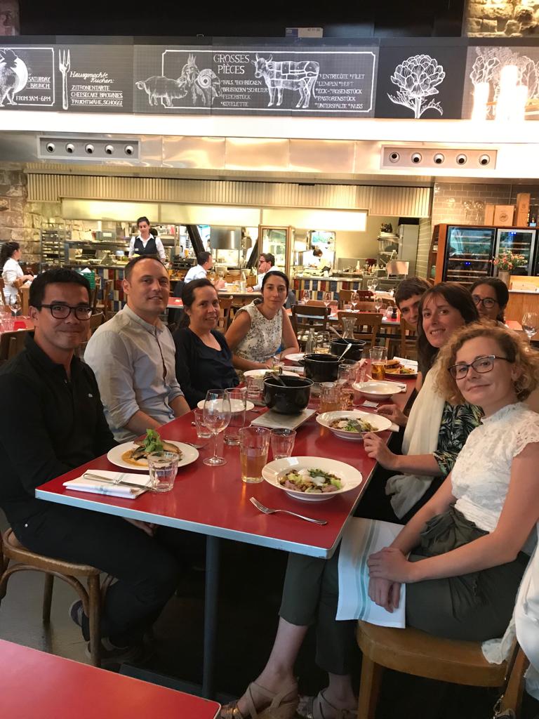 jeudis_ch's tweet photo. Les Jeudis ont fait leur marché en bonnes adresses et autres bons plans. 😊💡C'était ce soir lors du dîner "en terrasse" au Markthalle. ☔😋✏🔭🍴
#jeudis #francophones #jeudisfrancophones #dîner #Zürich #convivialité #bonnehumeur #bonsplans #cuisine #marché #vivelemardi https://t.co/mCixJUIZTx