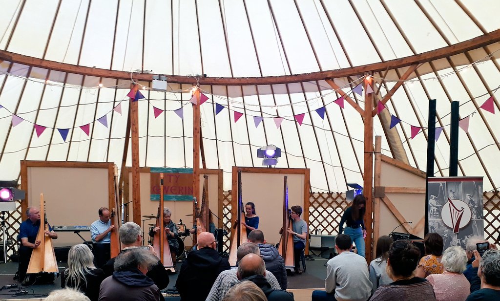 Lansio Cymdeithas y Delyn Deires yn y Ty Gwerin <a href="/eisteddfod/">eisteddfod</a> yn Llanrwst heddiw! 🎶 #dathlurdeires