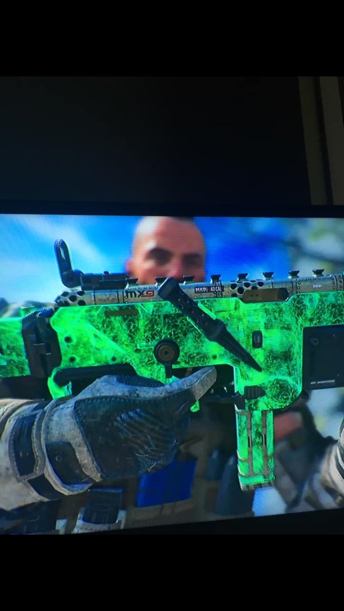 Itsgamingtom_YT's tweet photo. @Treyarch erm might be me but sure the mx9 takes 9mm not 40cal rounds that’s wrote on the top of the weapon guys https://t.co/TIeM9bdj6z