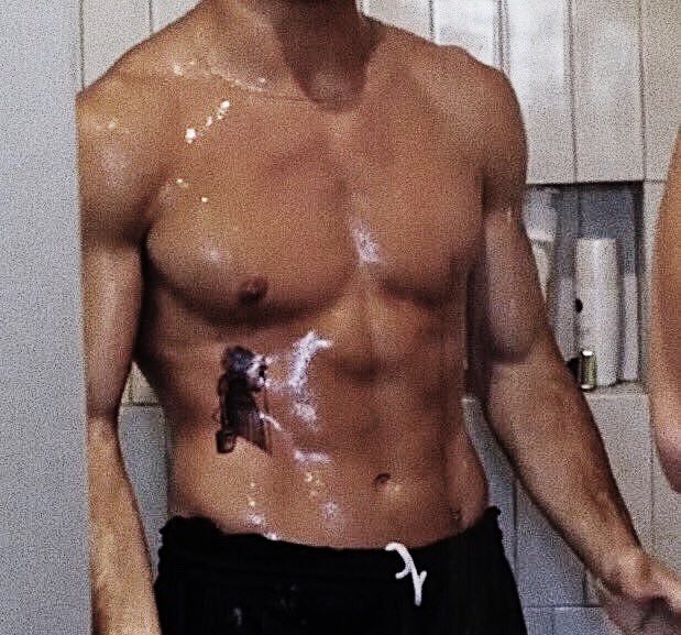 dolantwsz's tweet photo. imagine thinking you could find a way to somehow body shame him. the fucking clownery luv. he’s literally fucking art https://t.co/iDUuQRUiwU