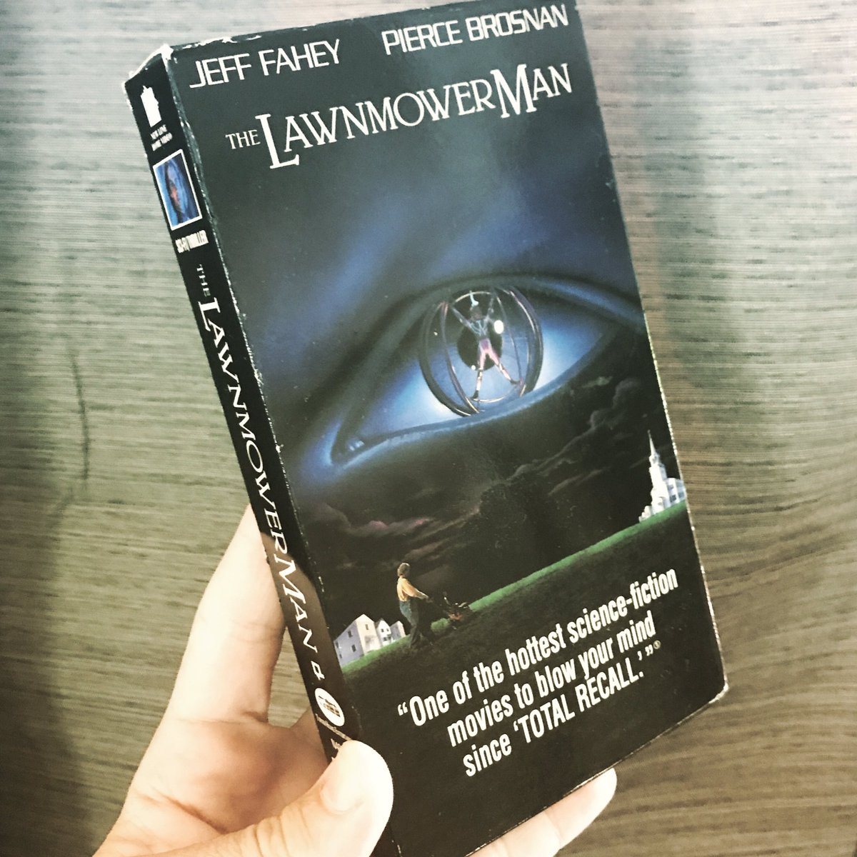 crankyyellow's tweet photo. Cutting edge graphics ππβ‘οΈThe Lawnmower Man, 1992. Really enjoyed it π #crankyyellow #vhs #vhscollection #vhscollector #thingsicollect #scifi #horror #horrorvhs #90sfashion https://t.co/cpn8EupClb