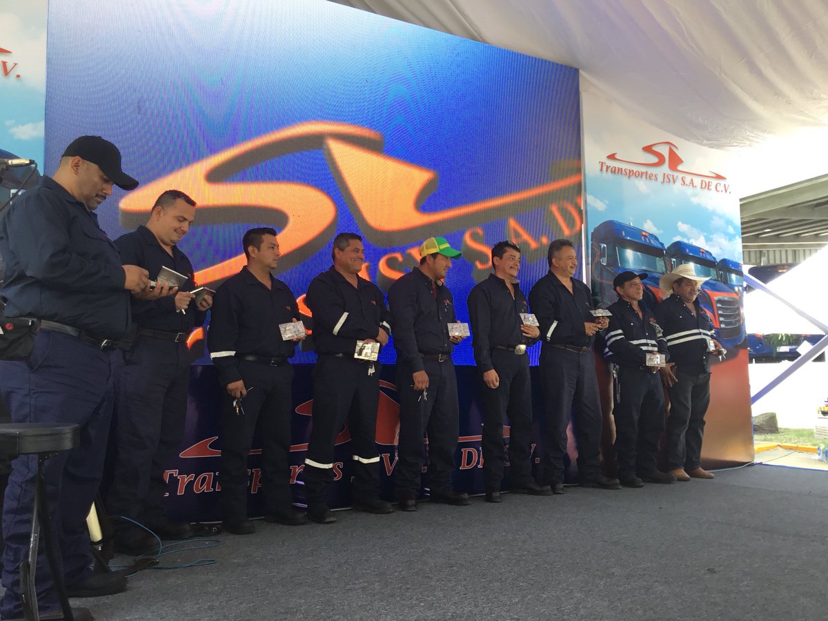 GrupoT21's tweet image. #TransportesJSV adquiere 12 unidades #NuevoCascadia @FreightlinerMex de 50. Los primeros #tractocamiones fueron recibidos por los operadores con mejor desempeño de #GrupoSantana