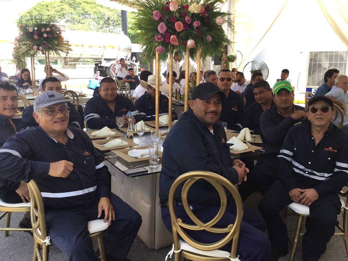 GrupoT21's tweet image. #TransportesJSV adquiere 12 unidades #NuevoCascadia @FreightlinerMex de 50. Los primeros #tractocamiones fueron recibidos por los operadores con mejor desempeño de #GrupoSantana