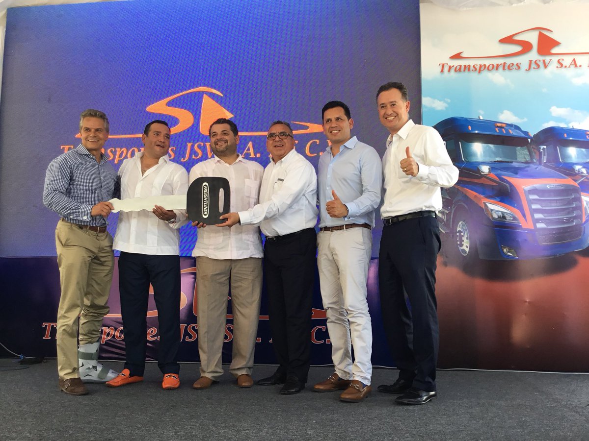 GrupoT21's tweet image. #TransportesJSV adquiere 12 unidades #NuevoCascadia @FreightlinerMex de 50. Los primeros #tractocamiones fueron recibidos por los operadores con mejor desempeño de #GrupoSantana