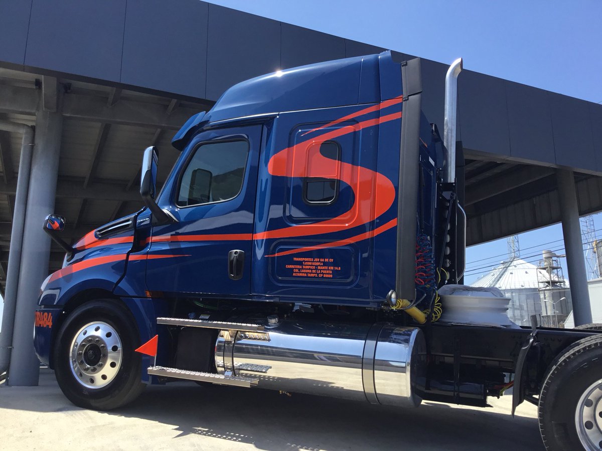 GrupoT21's tweet image. #TransportesJSV adquiere 12 unidades #NuevoCascadia @FreightlinerMex de 50. Los primeros #tractocamiones fueron recibidos por los operadores con mejor desempeño de #GrupoSantana