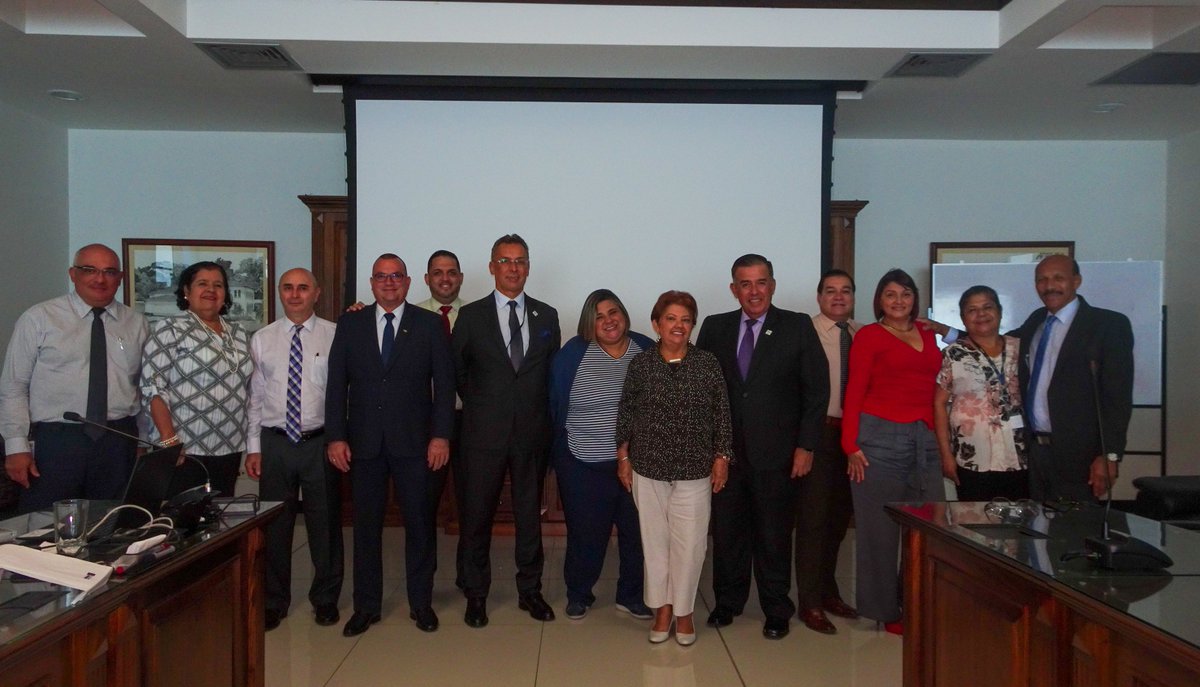 _ALIDE_'s tweet photo. INSTITUCIONAL | En el marco de su viaje a Costa Rica 🇨🇷, @EAlvarezALIDE, secretario general, y @jmontesinosll, jefe de Capacitación, de #ALIDE, se reunieron con Geovanna Hirsch Mora, presidenta, y miembros de la Junta Directiva y gerentes de la @CajadeANDE ▶️ https://t.co/sm0o4LN6JR