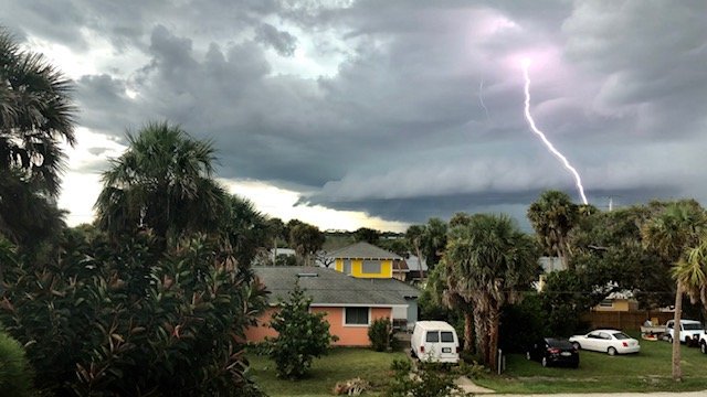 IreneSans's tweet photo. #StormAlert9: Shelfie! (and lightning) 
Another great image from 5:01pm taken at Wilbur-by-the-Sea, Florida by R. Bogdanoff  

¡Qué espectacular! Nube tipo estantería y un rayo. Foto por R. Bogdanoff tomada en Wilbur-by-the-Sea. https://t.co/5ILHTnNdk0