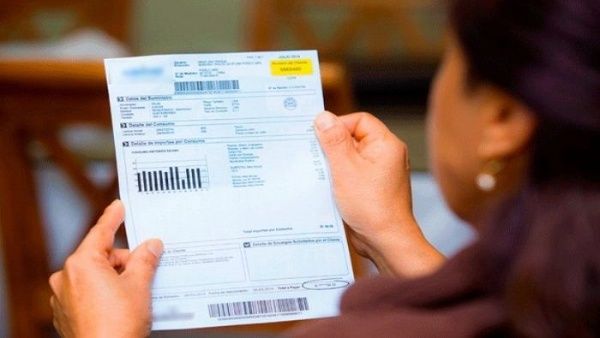 SabesqueC's tweet image. El alza que experimentarán las boletas de luz se debe a las variaciones que ha tenido el dólar en las últimas semanas, según informó el secretario ejecutivo de la Comisión Nacional de Energía, José Venegas.
#Energía #alzadeluz #energía #economía #comparte
sabesque.cl/cuentas-de-luz…