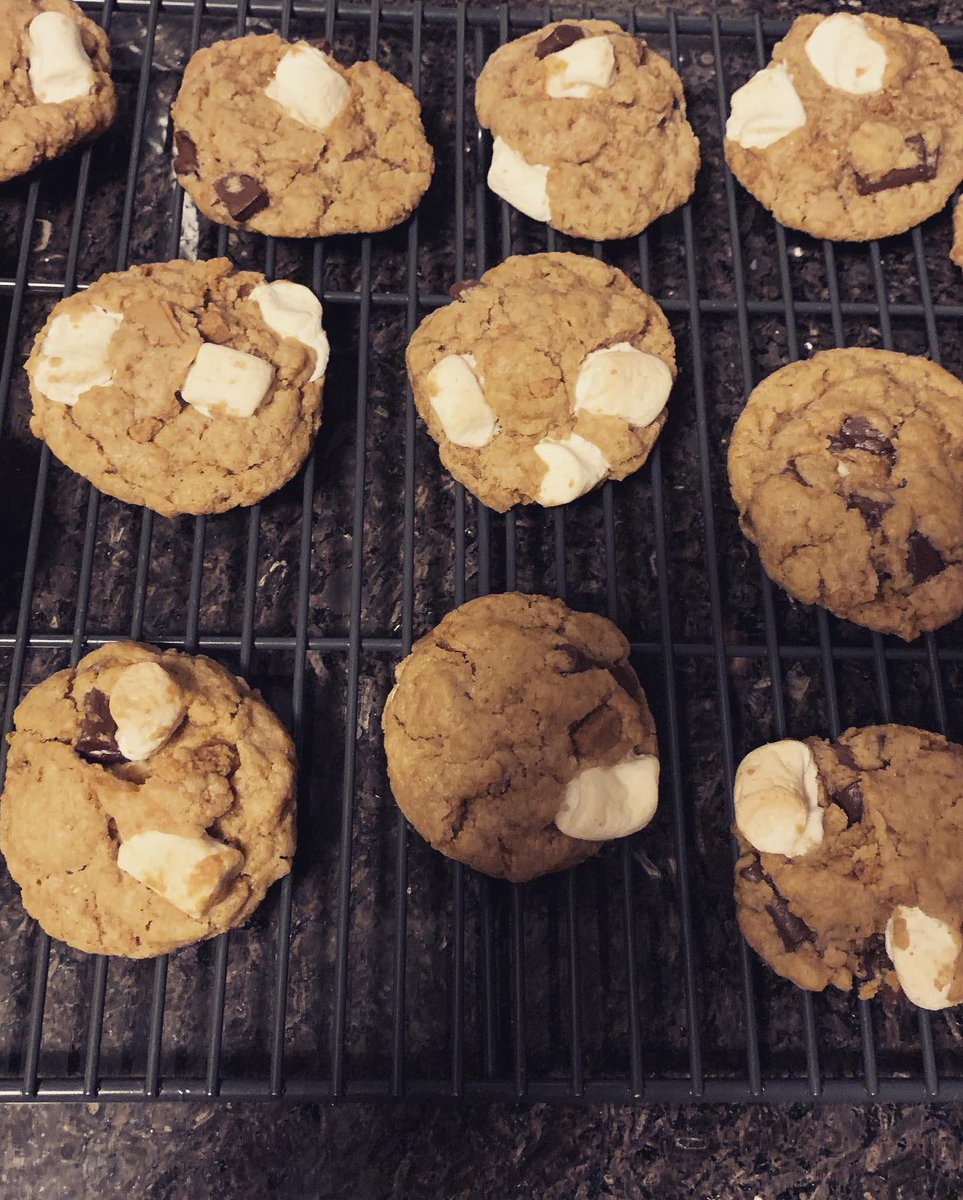 A little taste of camping in your very own kitchen! S’mores cookies! Almost as great as the real thing! #veganrecipes #smorescookies #veganbaking #dandiesmarshmallows             lutzofgreens.com/2019/08/06/smo…
