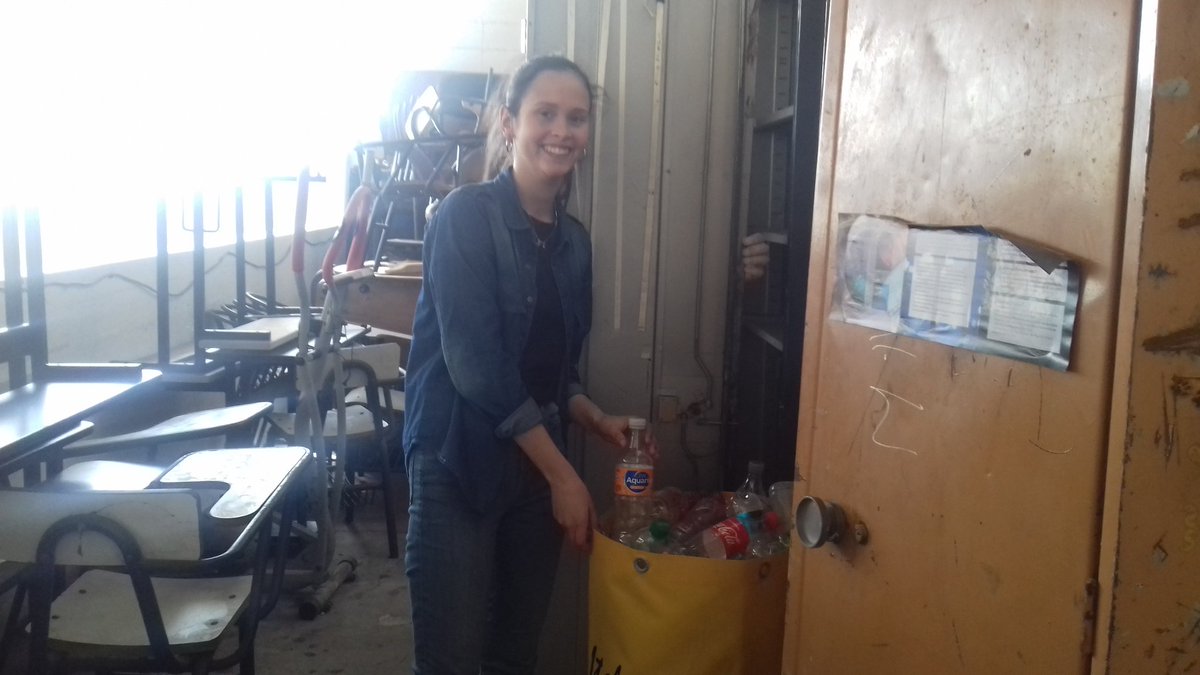 mares_limpios's tweet photo. Revisamos nuestros tachos de basura para botellas, las sacamos y limpiamos, dejándolas en condiciones para realizar Eco-Bloques ♻

#MaresLimpiosPiriapolis https://t.co/XlwBtOS5zX