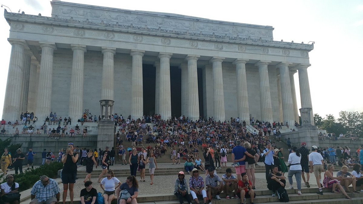 MARFORCYBER's tweet photo. T-minus 30 minutes until the #sunsetparade begins and the stairs are filling-up. Hurry and get a spot to witness perfectly executed drill. The parade is hosted by Maj. Gen. Glavy, honoring Gen. Nakasone. @MBWDC @US_CYBERCOM https://t.co/39giDVvfux