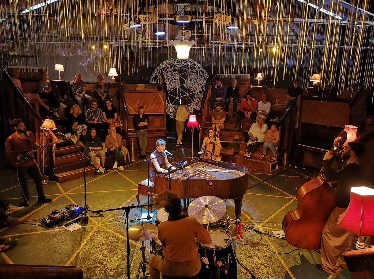 ipianokids's tweet photo. Chapeau to our amazing venue @pianodrome which last night won an award for most sustainable venue. It’s the world’s first amphitheatre built entirely out of upcycled pianos! #pianodrome #MakeYourFringe https://t.co/hvj4s2Y1PS